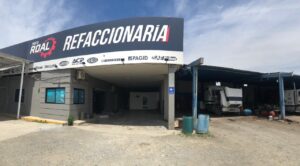 Tracto Roal, entrada principal de la refaccionaria